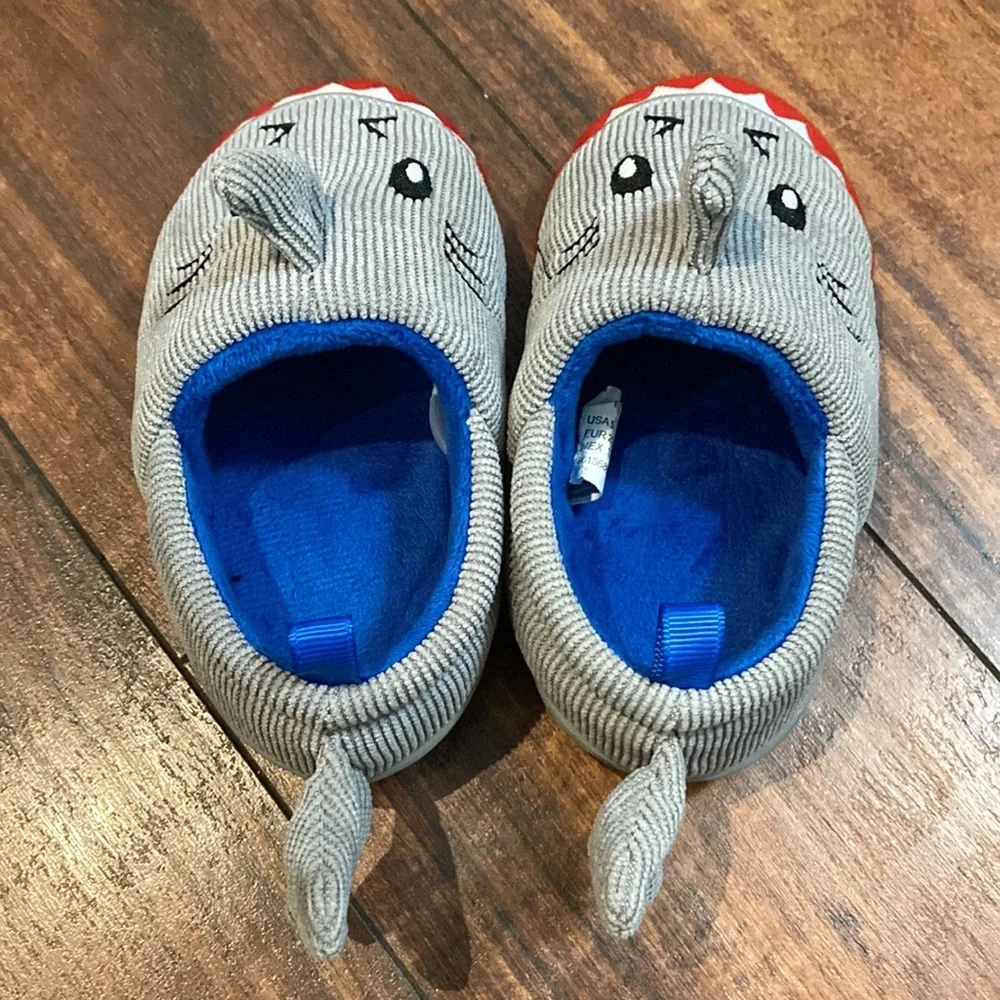 Corduroy Shark Slippers Wonder Nation Size 5 Gray